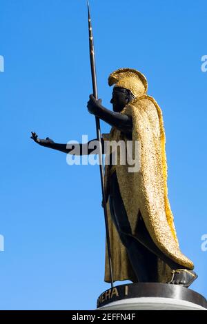 Vista ad angolo basso di una statua, statua di re Kamehameha, Honolulu, Oahu, Isole Hawaii, STATI UNITI Foto Stock