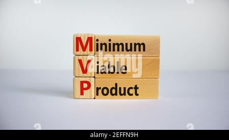 MVP, simbolo del prodotto minimo. Cubi e blocchi di legno con parole MVP, prodotto minimo vitale. Splendido sfondo bianco. Business e MVP, mini Foto Stock