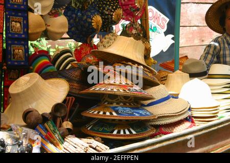 Cappelli su una bancarella di mercato, mercato galleggiante, Thailandia Foto Stock