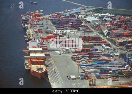 Vista aerea delle navi industriali presso un molo commerciale, Nanko Port Town Line, prefettura di Osaka, Giappone Foto Stock