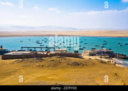 Barche in mare, Lagunillas, Paracas Riserva Nazionale, Paracas, Regione Ica, Perù Foto Stock