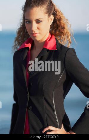 Ritratto di una giovane donna in piedi sulla spiaggia Foto Stock