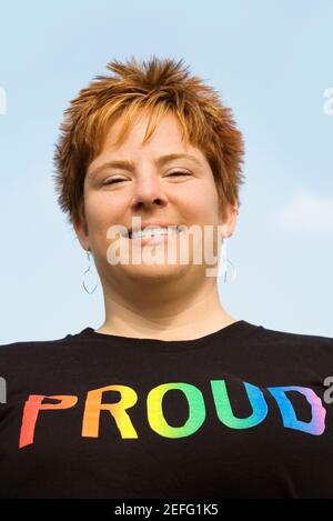 Basso angolo vista di una giovane donna sorridente Foto Stock