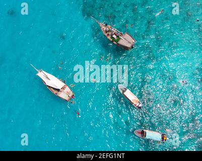 Vista aerea dei turisti snorkeling intorno a una barca su un Tour in barca a Zanzibar Foto Stock