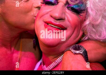 Primo piano di un gay che baciava un uomo maturo Foto Stock