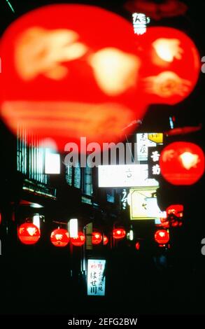 Vista ad angolo basso delle lanterne appese in un vicolo, Pontocho Alley, Gion District, Kyoto, Giappone Foto Stock