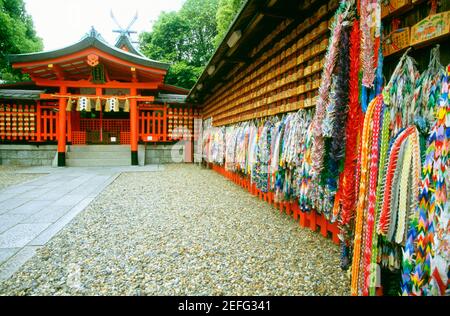 Primo piano di Origami impiccagione, Fushimi-Inari Shrine, Kyoto, Giappone Foto Stock