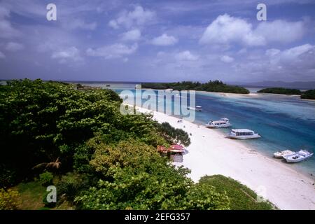 Vista ad alto angolo delle barche sulla spiaggia, Kabira Bay, Ishigaki, Ryukyus, Giappone Foto Stock