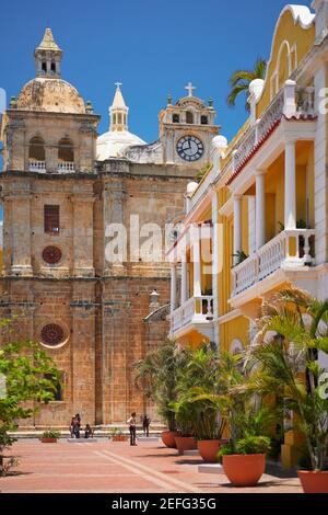 Turistico di fronte a una cattedrale, Cartagena, Colombia Foto Stock