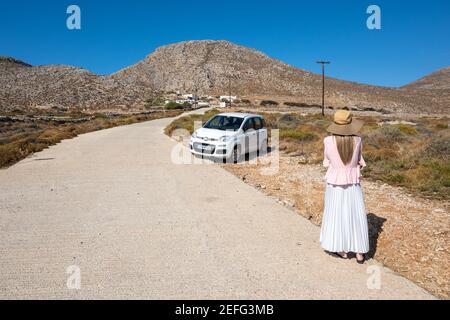 FOLEGANDROS, Grecia - 25 settembre 2020: Un turista che sorge lungo la strada che conduce verso le colline sull'isola di Folegandros. CICLADI, Grecia Foto Stock