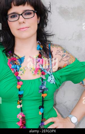Ritratto di una giovane donna in piedi con la sua mano sulla hip Foto Stock