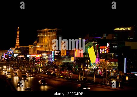 Edifici illuminata di notte, Las Vegas, Nevada, STATI UNITI D'AMERICA Foto Stock