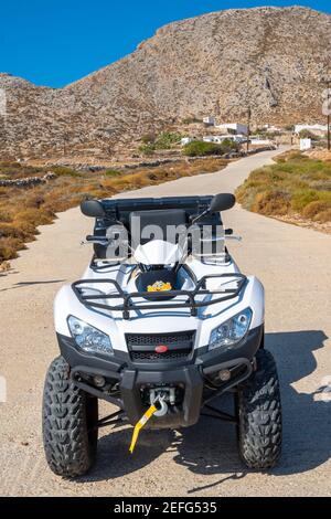 FOLEGANDROS, Grecia - 25 settembre 2020: Quad parcheggiato sulla strada sull'isola di Folegandros. Quad è molto popolare mezzi di trasporto in Grecia. CICLADI i Foto Stock