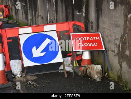 Cartelli stradali per il Regno Unito come si trovano sulle strade del North Devon, sentiero chiuso Foto Stock