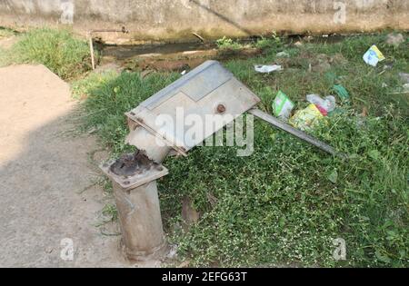 pompa dell'acqua sul lato strada con pompa dell'acqua rotta. Foto Stock