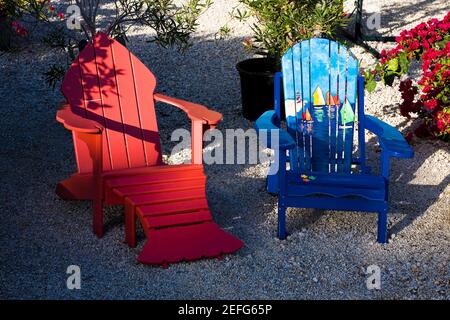 Vista ad alto angolo delle sedie adirondack, Florida Keys, Florida, USA Foto Stock