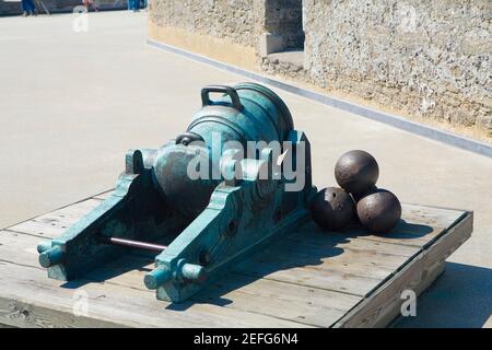 Primo piano di un cannone e palle di cannone, Castillo De San Marcos National Monument, St Augustine, Florida, USA Foto Stock