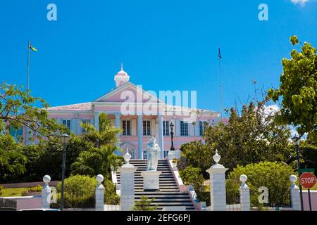 Statua di fronte a un edificio, la statua di Cristoforo Colombo, la Casa del Governo, Nassau, Bahamas Foto Stock