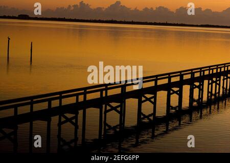 Silhouette di un molo nel mare, St Augustine Beach, Florida, Stati Uniti Foto Stock