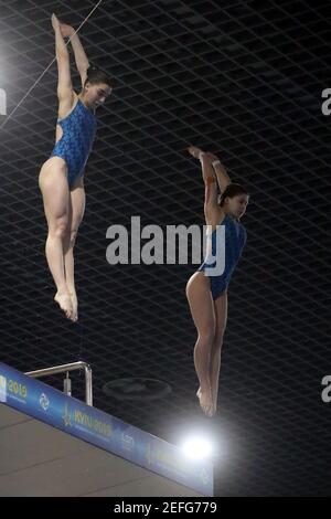 Non esclusivo: KIEV, UCRAINA - 17 FEBBRAIO 2021 - Violetta Babaieva e Alina Sverchkova di Ucraina sono visti in azione durante l'ucraino Open Divi Foto Stock