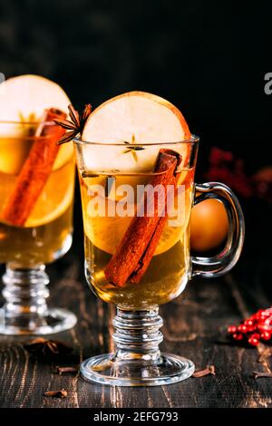 Bicchiere di tè caldo allo zenzero con limone e miele Foto Stock