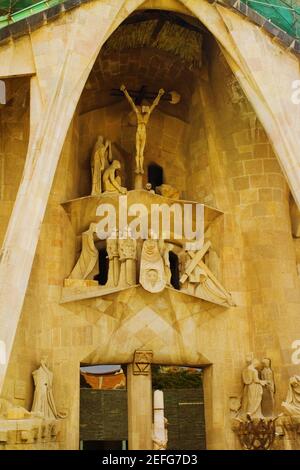 Statue sulla parete di una chiesa, Sagrada Familia, Barcellona, Spagna Foto Stock