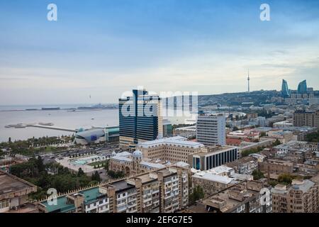 Azerbaigian, Baku, Vista di Baku guardando verso l'Hilton Hotel, il centro commerciale Park Bulvar e la Baia di Baku con le Torri di fiamma e la Torre della TV in lontananza Foto Stock