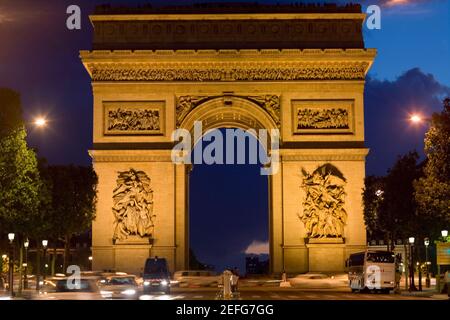 Arco trionfale illuminato di notte, Arco di Trionfo, Parigi, Francia Foto Stock