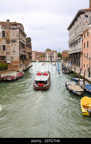 Barche e un taxi acqueo in un canale, Venezia, Italia Foto Stock