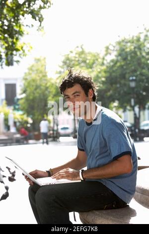 Ritratto di un giovane uomo che utilizza un notebook Foto Stock