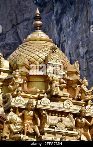 Sri Venkatachalapathi e Tempio indù Alamelu all'interno del complesso delle Grotte di Batu, Kuala Lumpur, Malesia, Sud-est asiatico Foto Stock