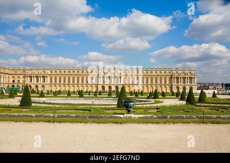 Giardino formale di fronte a un palazzo, Reggia di Versailles, Versailles, Francia Foto Stock