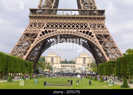I turisti nei pressi di una torre, Torre Eiffel, Parigi, Francia Foto Stock