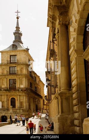 Turisti vicino a una chiesa, Toledo, Spagna Foto Stock