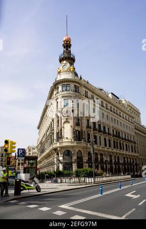 Vista ad angolo basso di un edificio lungo una strada, Madrid, Spagna Foto Stock