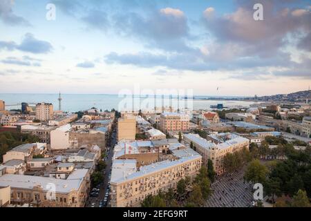 Azerbaigian, Baku, vista della città che si affaccia sulla Piazza della Fontana per Baku Crystal Hall, e il secondo Flagmast più alto del mondo Foto Stock