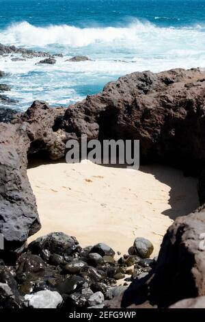 Onde che infrangono sulla costa, Hookipa Beach Park, Maui, Hawaii Islands, USA Foto Stock