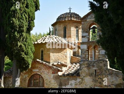 Vista esterna della storica Basilica Ortodossa Orientale del Monastero Kaisariani ad Atene, Grecia. Foto Stock