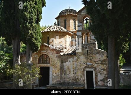 Vista esterna della storica Basilica Ortodossa Orientale del Monastero Kaisariani ad Atene, Grecia. Foto Stock