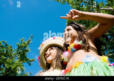 Vista ad angolo basso di due ragazze che ballano Foto Stock