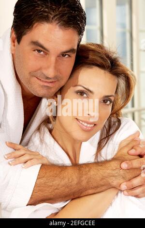 Ritratto di una metà uomo adulto abbracciando una metà donna adulta Foto Stock