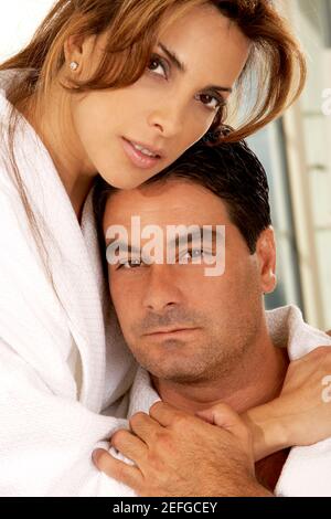 Ritratto di una donna mid adult che abbraccia un mid adult uomo Foto Stock