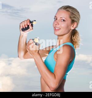 Ritratto di una giovane donna che stringe le impugnature Foto Stock