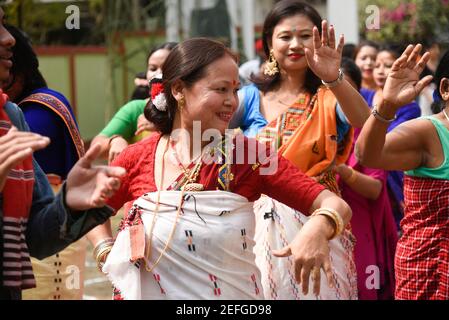 Guwahati, Assam, India. 17 Feb 2021. Mising persone tribali che eseguono la danza tradizionale durante il festival Ali-Aye-Ligang a Guwahati, India il 17 febbraio 2021. Ali-Aye-Ligang, il festival principale della raccolta delle popolazioni etniche della comunità di Mising, questo festival di primavera associato con l'agricoltura, in particolare con l'inizio della coltivazione del paddy AHU Credit: David Talukdar/ZUMA Wire/Alamy Live News Foto Stock