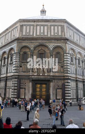 Gruppo di persone di fronte ad una chiesa, Battistero di San Giovanni, Firenze, Italia Foto Stock