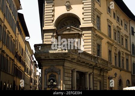 Turisti di fronte agli edifici, Firenze, Toscana, Italia Foto Stock