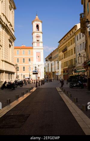 Vista ad angolo basso del campanile di una chiesa, Nizza, Francia Foto Stock