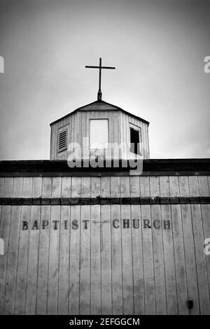 Una chiesa Battista di fortuna nella comunità desertica e rustica di Bombay Beach, accanto al mare di Salton, nella California meridionale. Foto Stock