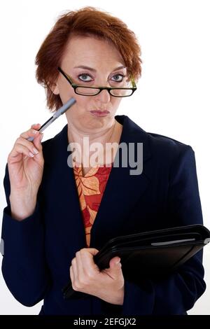 Ritratto di una donna d'affari che tiene una penna e una lima Foto Stock