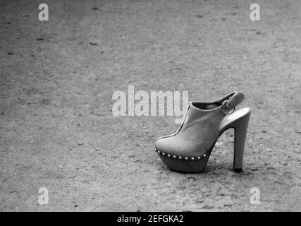 Una donna che si rilassa in un parco rimuove il suo sandalo con plateau ad alta altezza a Santa Fe, New Mexico Foto Stock